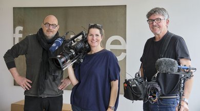 Goggo Gensch (links), Kamerafrau Eva Gensch und Tonmann Michael Hofer. Foto: Joachim E. Röttgers Goggo Gensch (links), Kamerafrau Eva Gensch und Tonmann Michael Hofer. Foto: Joachim E. Röttgers