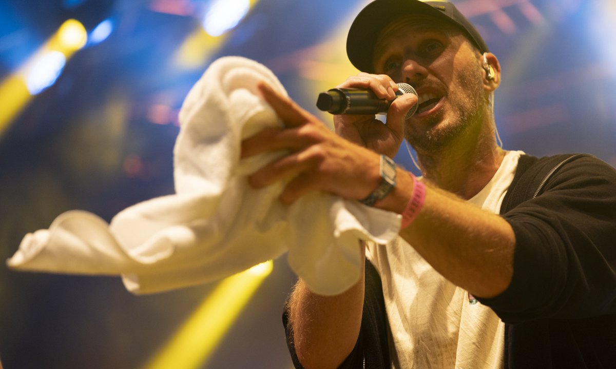 Irie Révoltés beim Tour-Auftakt auf dem Mannheimer Maimarktgelände.