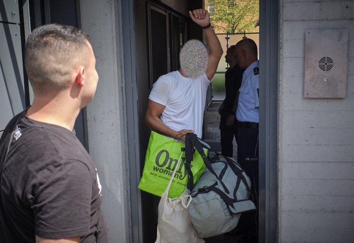 Auch hinter den Mauern der JVA will Nico sich mit linker Politik auseinandersetzen.