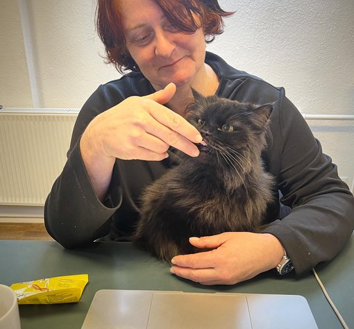 Mara und Chefredakteurin Anna Hunger. Foto: Joachim E. Röttgers