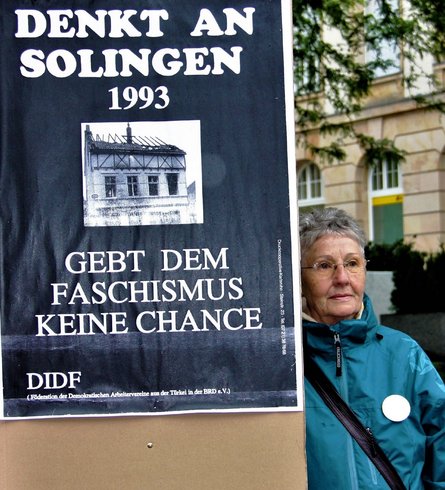 Im Mai 1993 kamen in Solingen bei einem Brandanschlag von Rechtsextremen auf das Haus der Familie Genc zwei junge Frauen und drei Mädchen ums Leben.