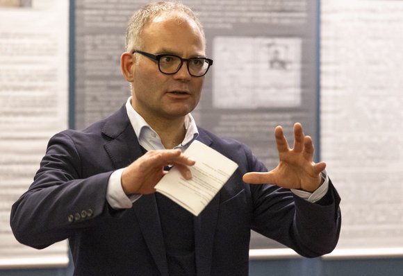 Historiker Tim Müller: keine Opferkonkurrenz, sondern gegenseitige Hilfe.