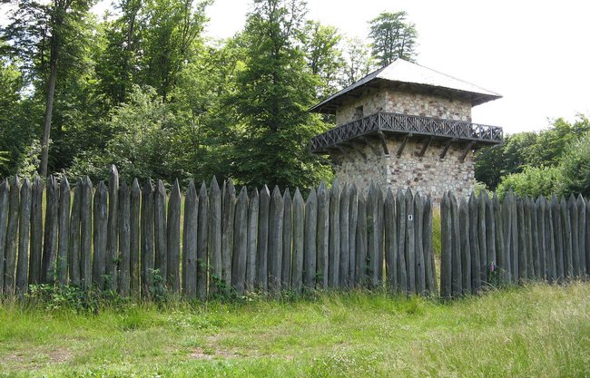 Limes, Grenzzaun des Römischen Reichs, ein rekonstruierter Wachturm samt Palisade nahe dem Kastell Zugmantel im Taunus. Foto: Oliver Abels, <a href="https://creativecommons.org/licenses/by/2.5" title="Creative Commons Attribution 2.5">CC BY 2.5</a>, <a href="https://commons.wikimedia.org/w/index.php?curid=2266907">Link</a>
