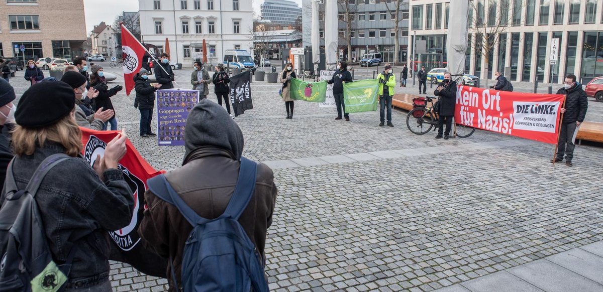 Ganz unwidersprochen sollte die AfD nicht auftreten: Symbolische Mahnwache vor dem Bahnhof.