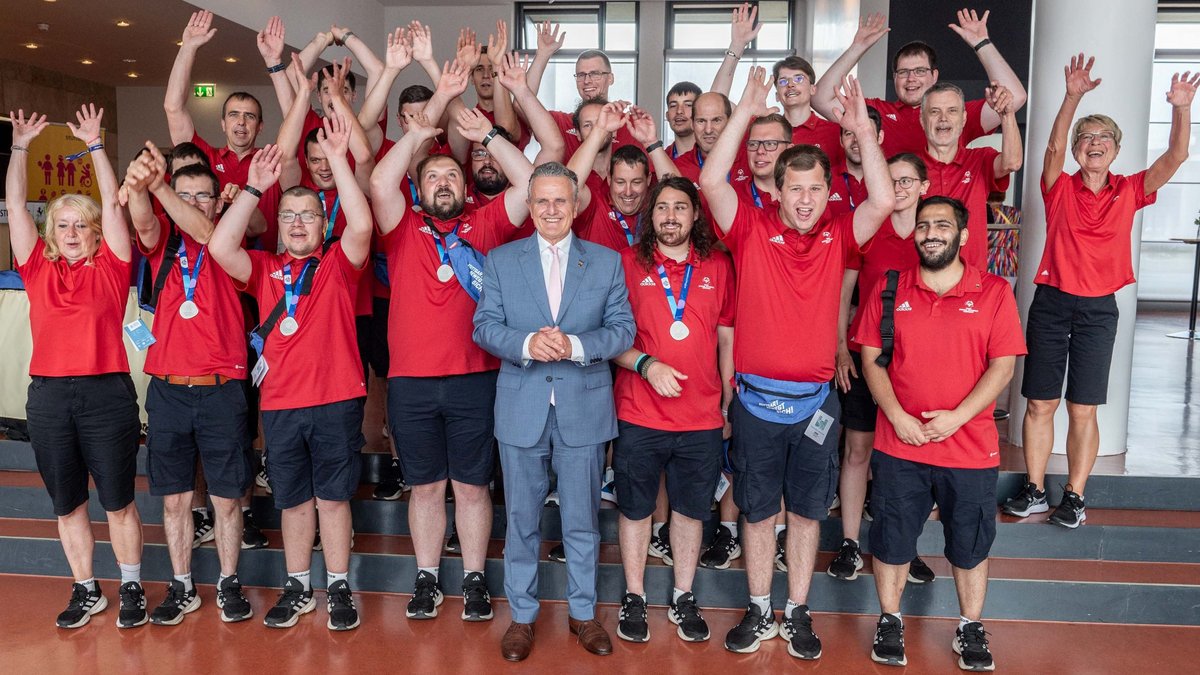 Stuttgarts OB Frank Nopper empfängt Special-Olympics-Teilnehmende und outet sich als Fan von Unified-Teams. Foto: Jens Volle