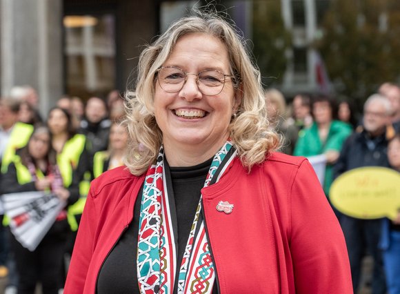 Susanne Bleidt, Vorsitzende des Gesamtbetriebsrats der Postbank, will den Arbeitgeber an den Tisch holen. Susanne Bleidt, Vorsitzende des Gesamtbetriebsrats der Postbank, will den Arbeitgeber an den Tisch holen.