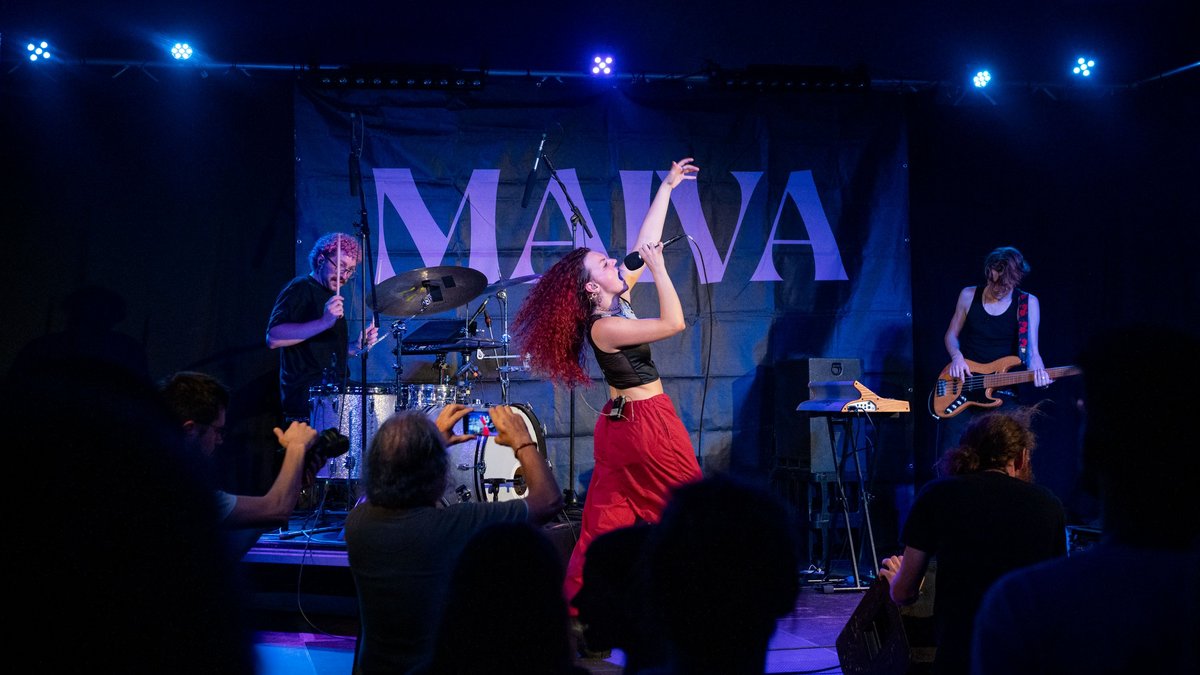 Maiva sorgt für Stimmung im Zirkuszelt.