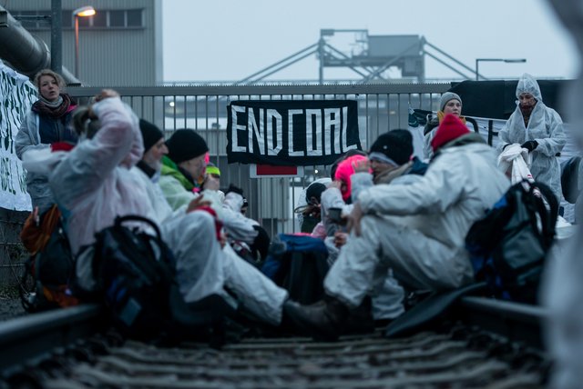 UmweltaktivistInnen plädieren für ein zügiges Ende der Kohleverbrennung. Langfristig wäre das gut, aber schlecht für die nächste Quartalsbilanz. Foto: Jens Volle UmweltaktivistInnen plädieren für ein zügiges Ende der Kohleverbrennung. Langfristig wäre das gut, aber schlecht für die nächste Quartalsbilanz. Foto: Jens Volle