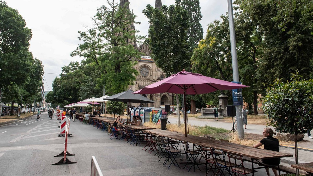 Die Bürgerstiftung macht's möglich: Am ersten Abend wird ein Abschnitt der Hauptradroute Nr. 1 halbseitig zur Dinnertafel. Die Bürgerstiftung macht's möglich: Am ersten Abend wird ein Abschnitt der Hauptradroute Nr. 1 halbseitig zur Dinnertafel.