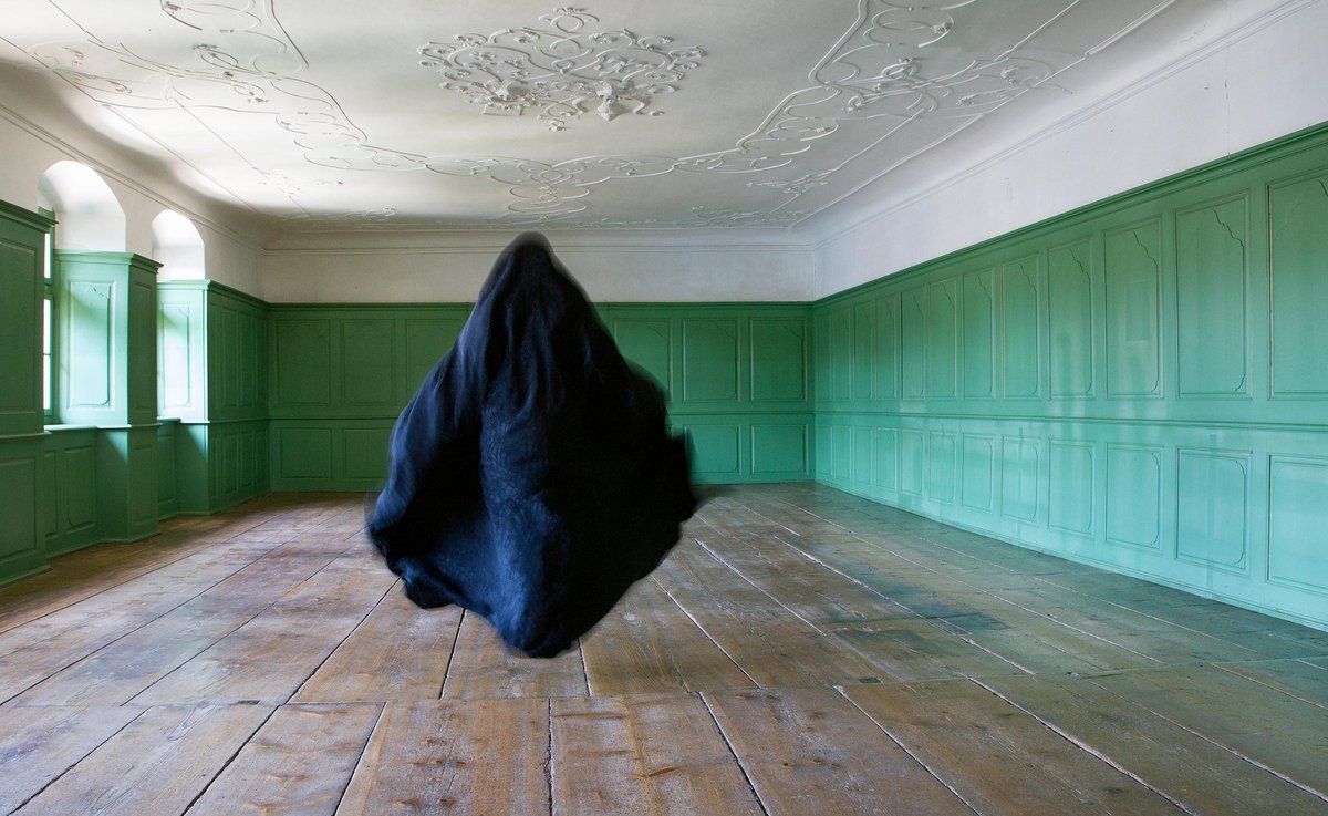 Das Gras ist grün, der Himmel ist blau und sie ist schwarz. Parastou Forouhar, 2017, Digitalprint, im Besitz der Künstlerin. Foto: Parastou Forouhar Das Gras ist grün, der Himmel ist blau und sie ist schwarz. Parastou Forouhar, 2017, Digitalprint, im Besitz der Künstlerin. Foto: Parastou Forouhar