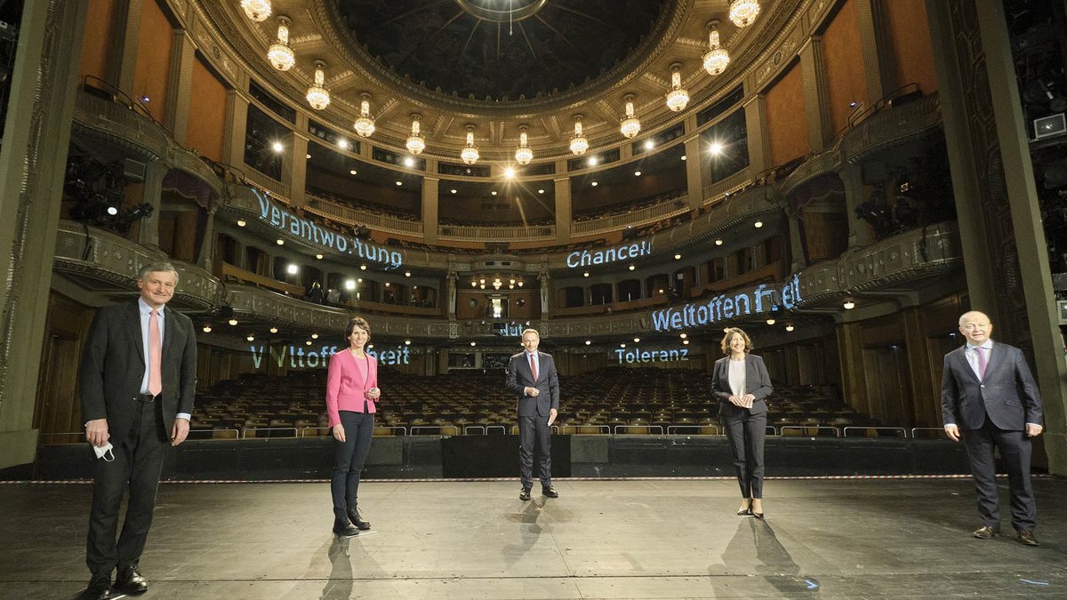 Dreikönigstreffen 2021, statt Publikum leuchten auf den Rängen der Stuttgarter Oper Schlagworte. Von links: Hans-Ulrich Rülke, Judith Skudelny, Christian Lindner, Daniela Schmitt, Michael Theurer. Foto: Joachim E. Röttgers