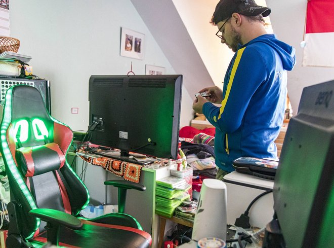 Fabian lebt heute so, wie er es will. Nicht nur die Farbe der Lichter an seinem Gamingstuhl wählt er selbst.