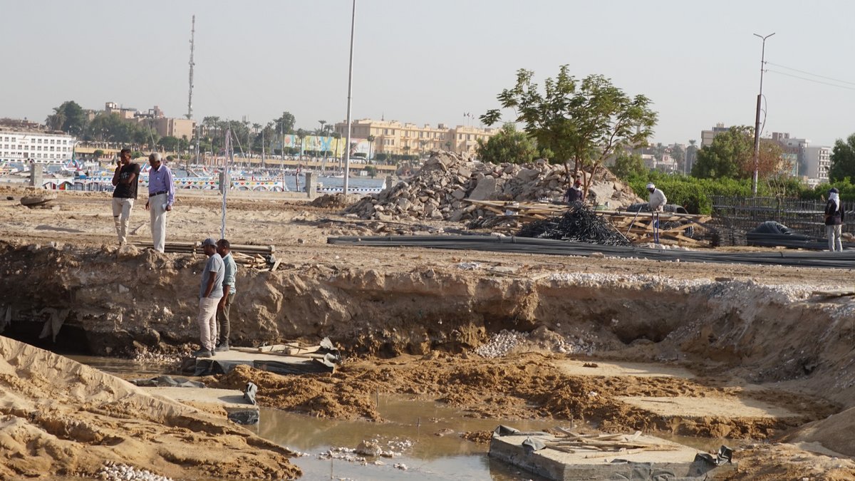 Bauboom: Auf dem Westufer des Nils gegenüber von Luxor in El Bairat wird mal wieder der Dorfplatz umgebaut.