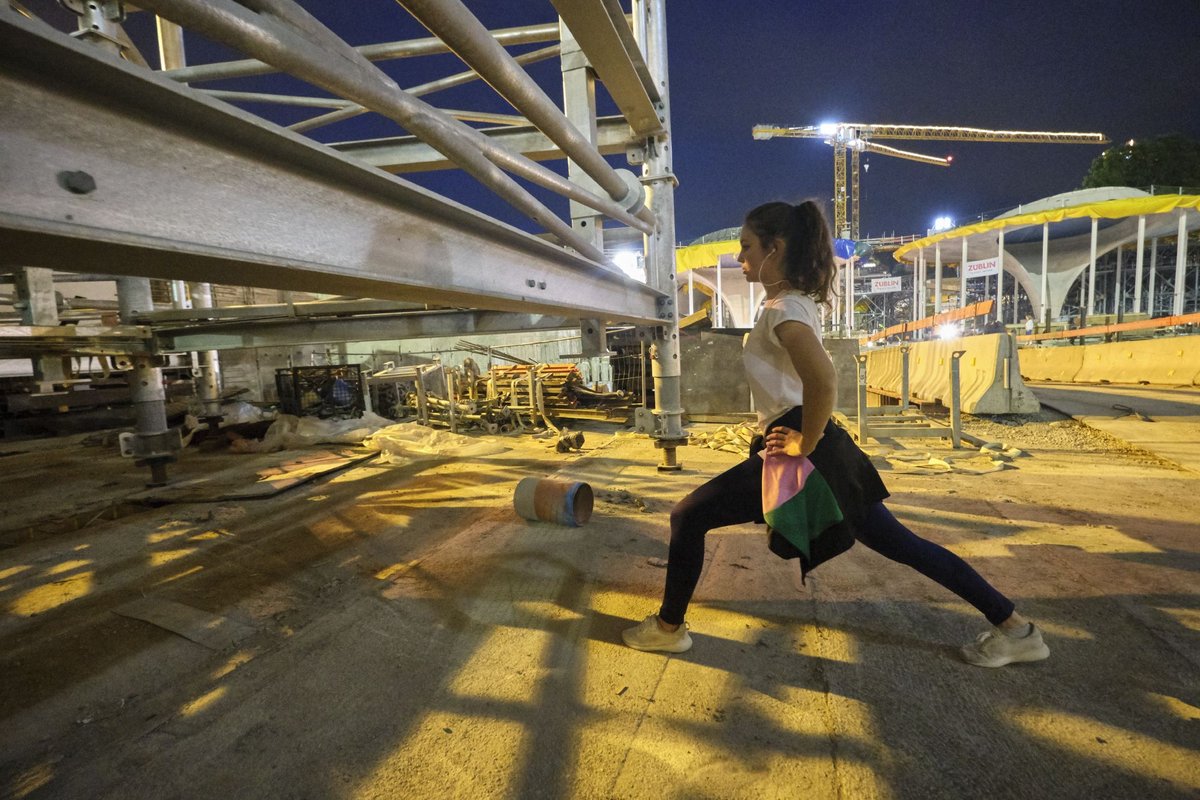 Weitläufiges Gelände für die Joggerin, hier beim Stretching.