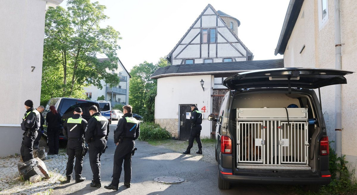 Nach dem Verbot der Reichsbürger-Gruppe "Königreich Deutschland" wurden am 13. Mai zahlreiche Häuser in Baden-Württemberg, Niedersachsen, Nordrhein-Westfalen, Rheinland-Pfalz, Sachsen, Sachsen-Anhalt und Thüringen durchsucht, hier in Gera. Foto: picture alliance/dpa Bodo Schackow