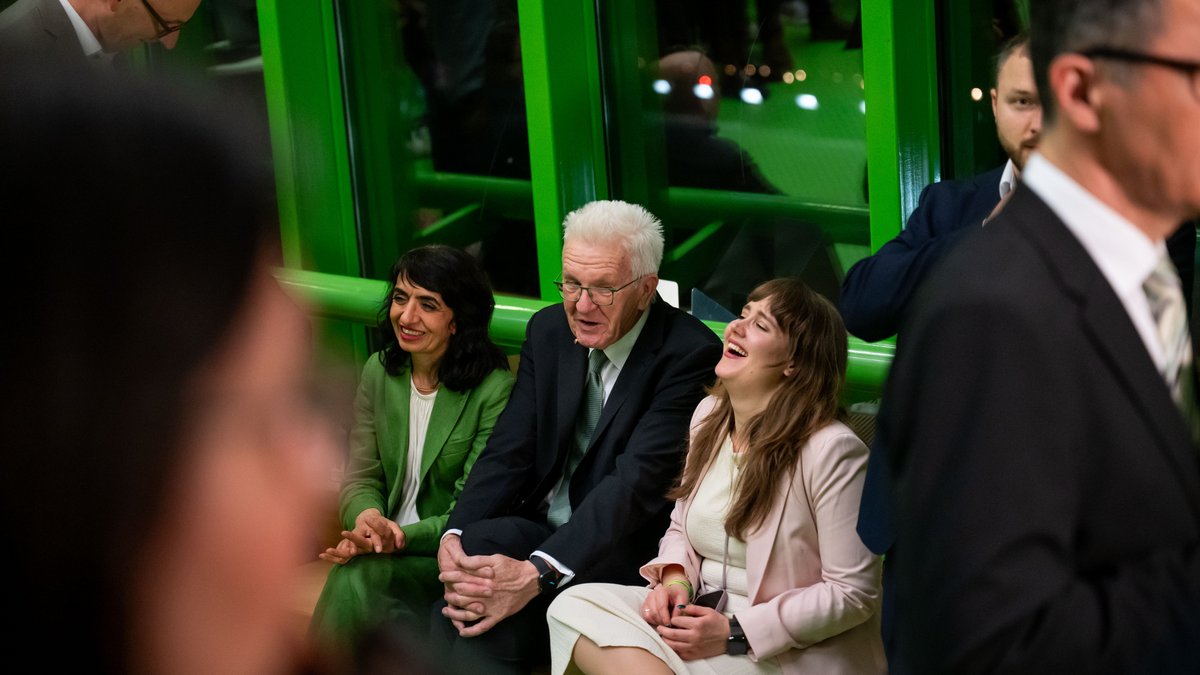 Freude bei Landtagspräsidentin Muhterem Aras, Ministerpräsident Winfried Kretschmann und der Parteilinken Ricarda Lang. Foto: Jens Volle