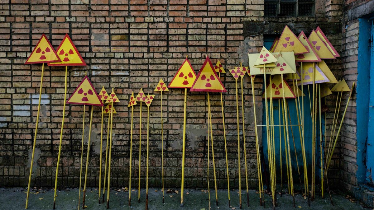 Warnschilder vor der Fabrik in Pripyat, wo sie hergestellt werden. Foto: Pierpaolo Mittica