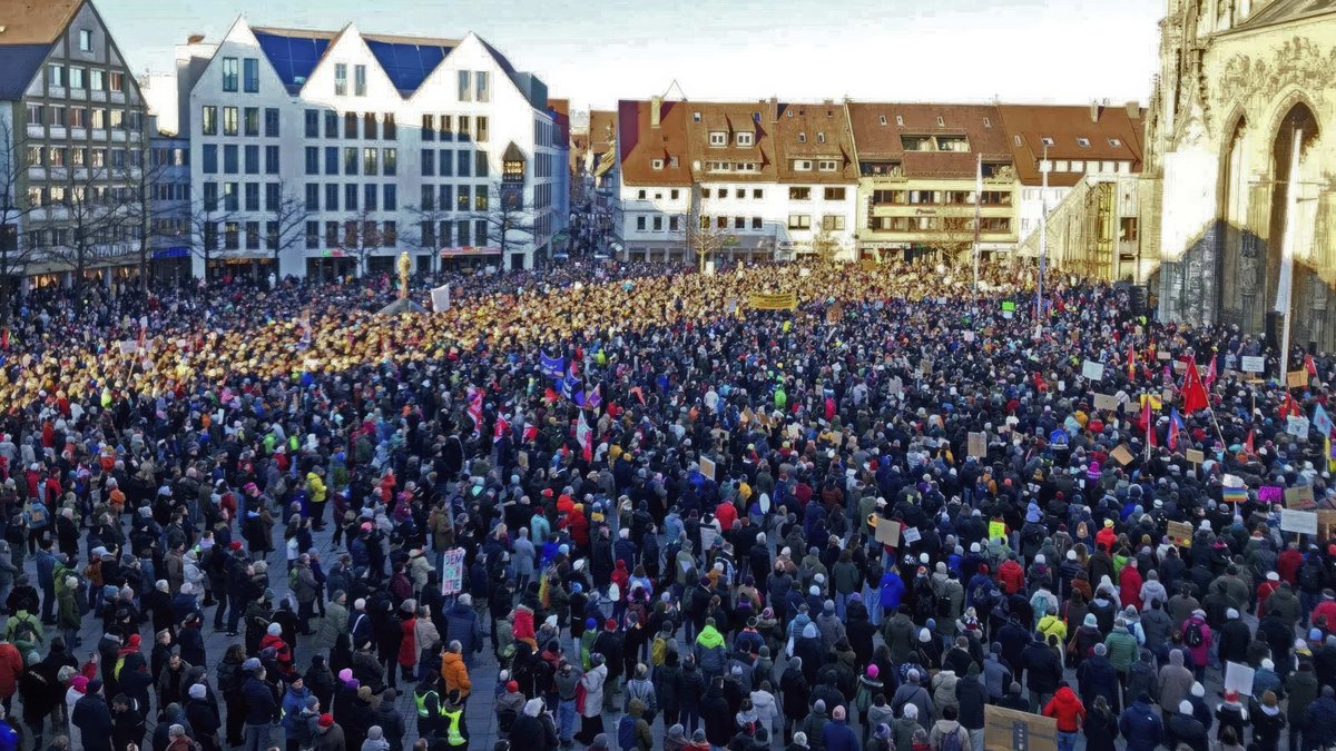 Etwa 10.000 Menschen versammelten sich in Ulm, der Platz vor dem Münster ist proppenvoll. Foto: Paolo Percoco Etwa 10.000 Menschen versammelten sich in Ulm, der Platz vor dem Münster ist proppenvoll. Foto: Paolo Percoco