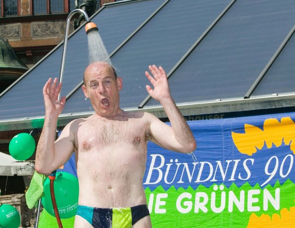 Er schreckt auch vor einer öffentlichen Dusche nicht zurück – August 2005 auf dem Tübinger Marktplatz.