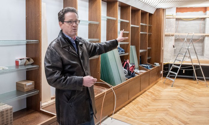 Vorstandsgenosse Markus König im neuen Laden, der noch eine Baustelle ist.