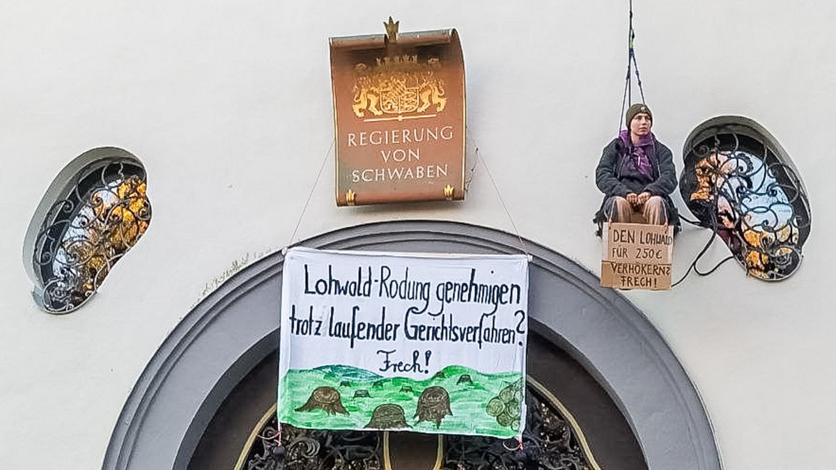 Eine Aktion vor dem Gebäude der Regierung von Schwaben in Augsburg führte zu übermäßig harten Strafen für Aktivist:innen. Foto: privat