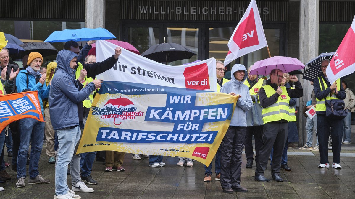 Branchentypische Tarifverträge hat die öffentliche Hand zu beachten. Hier Streik der Druckindustrie Ende Mai in Stuttgart. Foto: Joachim E. Röttgers