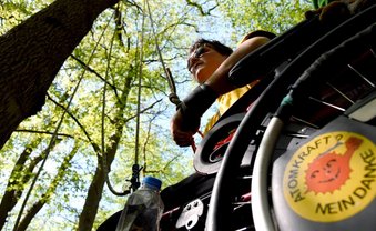 Kurz nach ihrer Freilassung leitete Lecomte einen Kletterworkshop im Hambacher Forst. Foto: Barbara Schnell