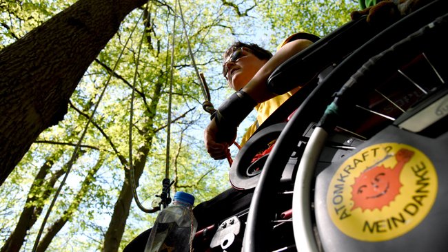 Kurz nach ihrer Freilassung leitete Lecomte einen Kletterworkshop im Hambacher Forst. Foto: Barbara Schnell