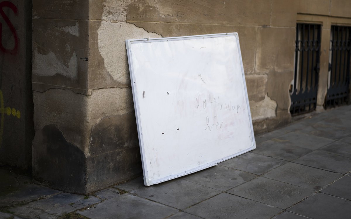 Was mal wichtig war, ist auf diesem Whiteboard weggewischt.