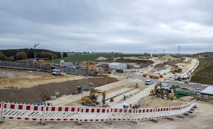 ... und der Verkehr. Hier A8 und Schnellbahntrasse zwischen Stuttgart und Ulm. 