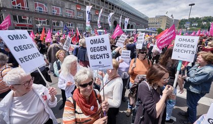 Auch die "Omas gegen rechts" zeigen klare Kante gegen Nazis.