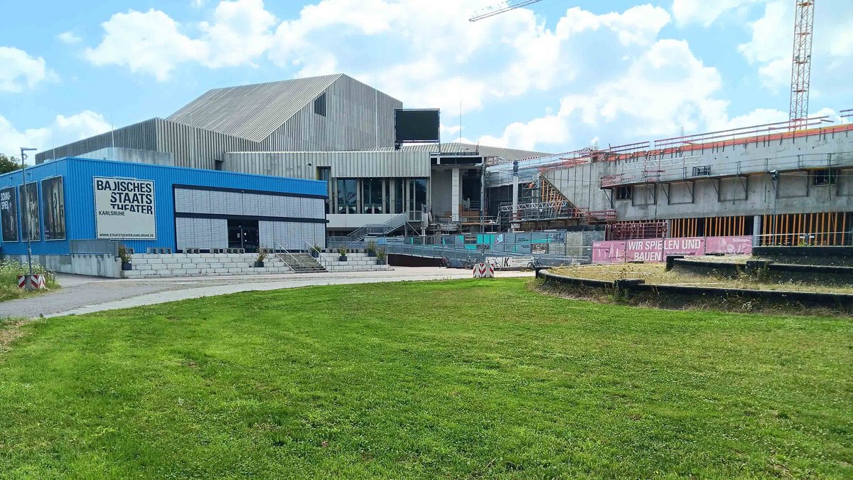 Das Karlsruher Staatstheater: Baustellen innen und außen. Foto: Florian Kaufmann