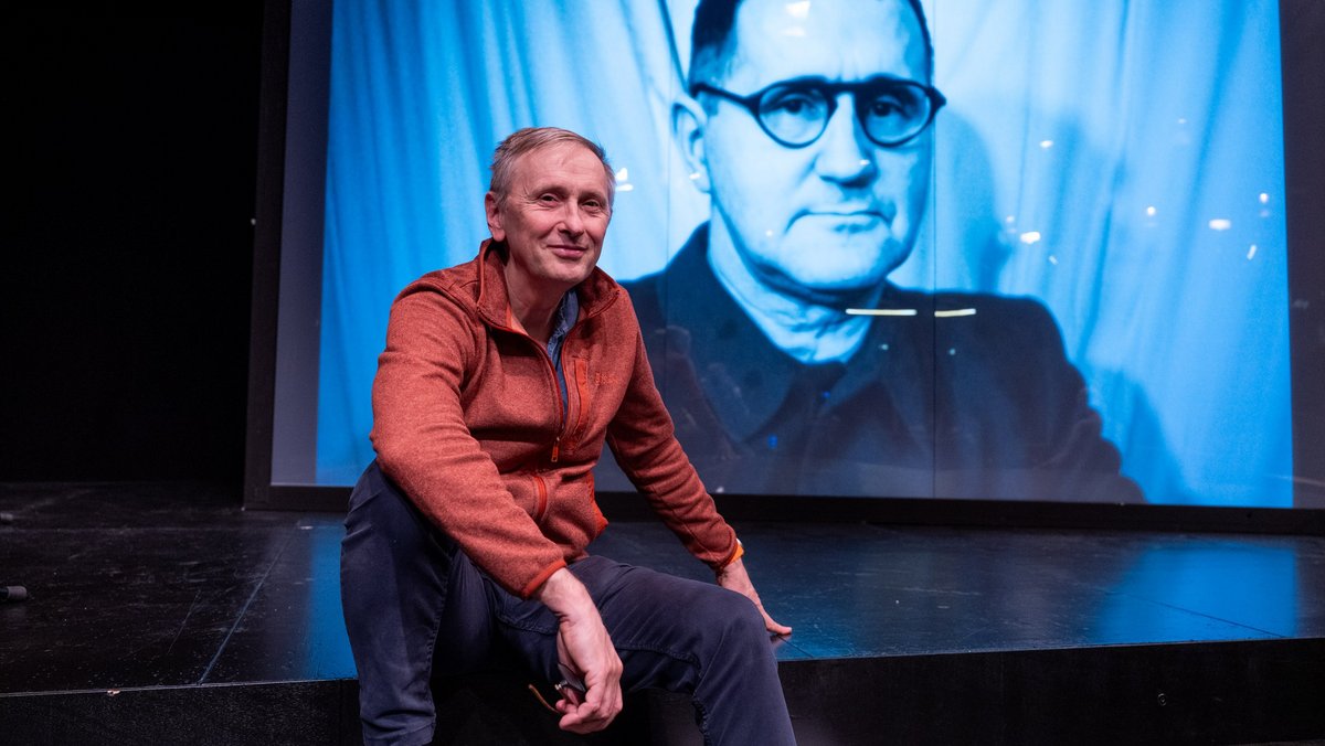 "Lieber Brecht. Hier Laszlo." László Bagossy, der künstlerische Leiter des Theaters tri-bühne, und seine Brecht-KI. Fotos: Jens Volle