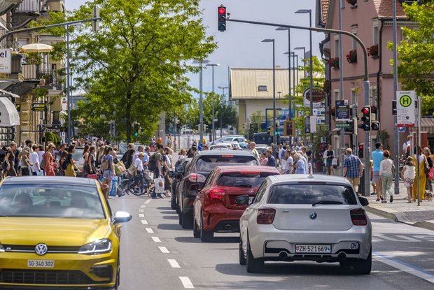 Da möchte man weder Fußgänger noch Autofahrer sein: Die Bodanstraße vor dem Einkaufszentrum Lago.
