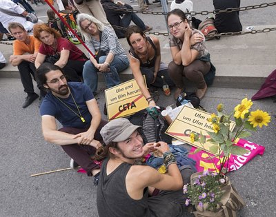 DemonstrantInnen aus Ulm gegen CETA und TTIP, 2016.