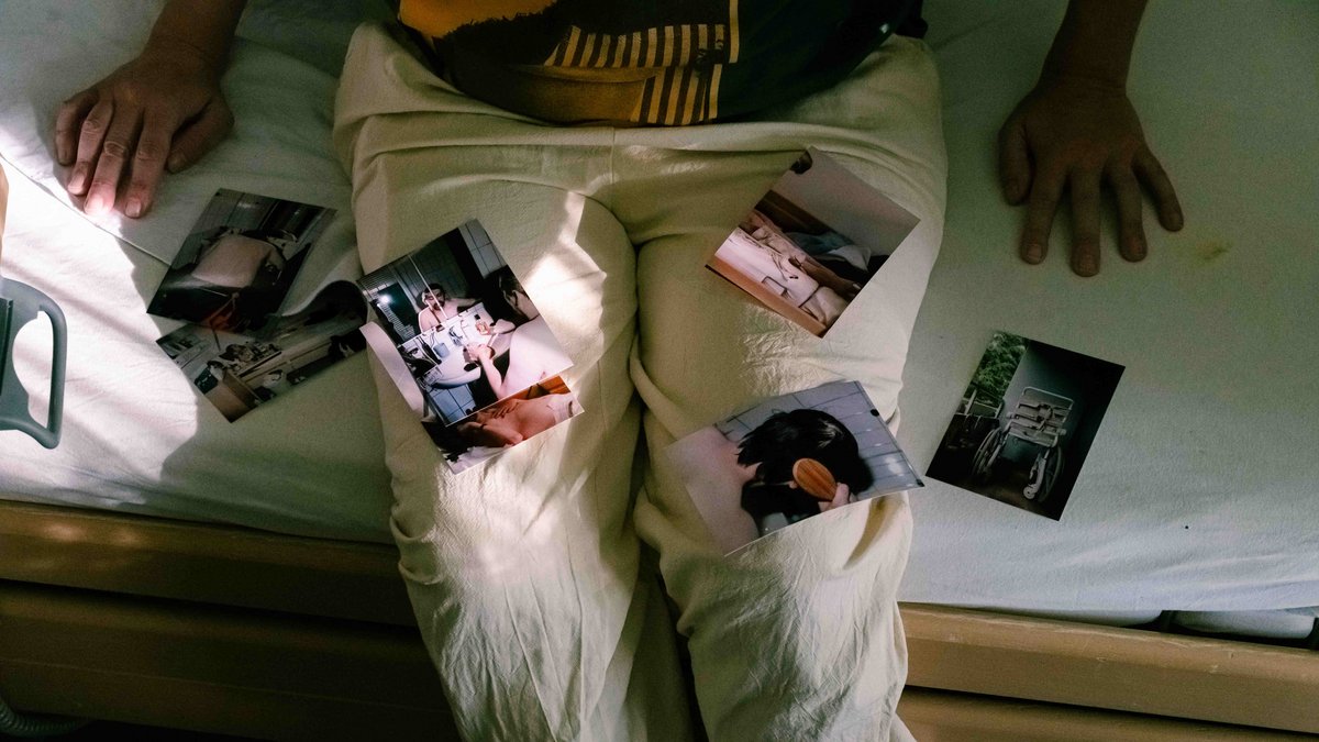 Darko begutachtet die Fotos, die Lilli Weinstein von ihm gemacht hat. Foto: Lilli Weinstein