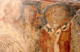 Wandmalerei des 13. Jahrhunderts mit dem Heiligen Nikloaus.