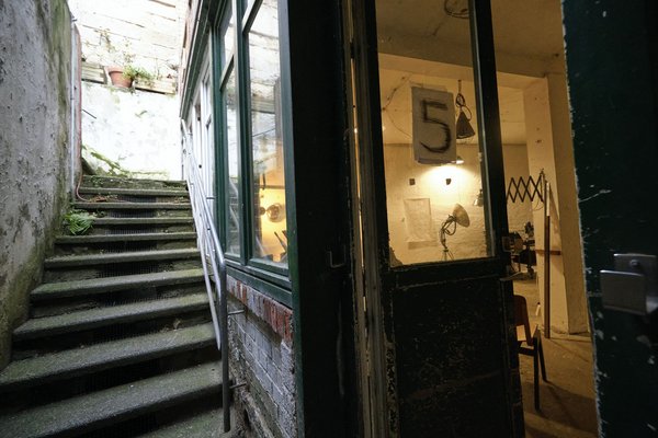 Hinterhof-Stufen führen in die Welt des Stuttgarter Künstlers. 