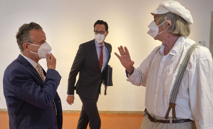 "Beim Lenkmal müssen Sie einlenken": OB Frank Nopper (links) und Kulturbürgermeister Fabian Mayer (beide CDU) mit Peter Lenk (rechts) am 16. Juni im Stuttgarter Rathaus.