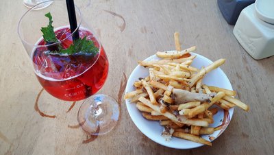 Sansitraum: Trüffel-Pommes mit Erdbeer-Bowle.