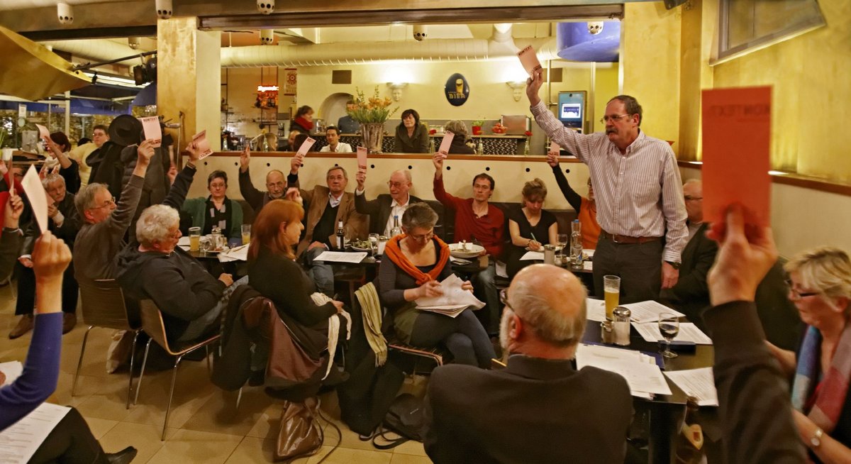 Unser Vereinsvorsitzender Uli Reinhardt domptiert die Meute auf der Mitgliederversammlung im März 2014. Foto: Joachim E. Röttgers Unser Vereinsvorsitzender Uli Reinhardt domptiert die Meute auf der Mitgliederversammlung im März 2014. Foto: Joachim E. Röttgers