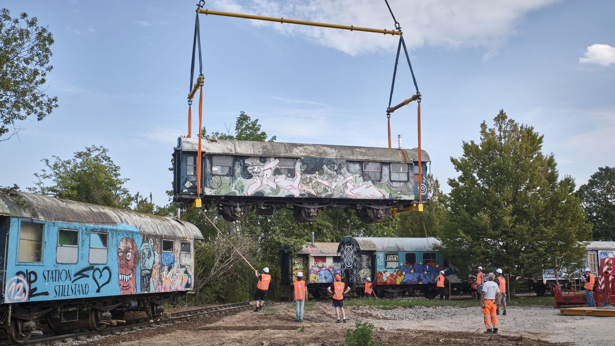Wie bei Tetris kommt er in die Lücke. Zentimeterarbeit.