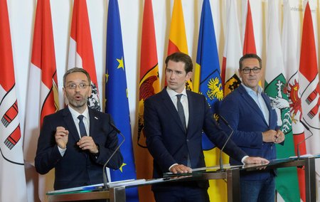Pressekonferenz: Herbert Kickl und Sebastian Kurz mit Vizekanzler Heinz-Christian Strache (FPÖ, rechts außen). Hier ging es um die Entwicklungen deutscher Asylpolitik. Foto: Sport Moments/SepaMedia