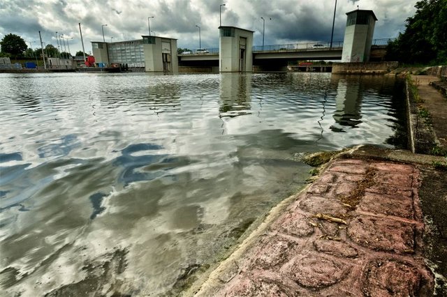 Hier am Neckar soll sich ein Mann kurz nach dem Mord seine blutverschmierten Hände gewaschen haben. Foto: Martin Storz