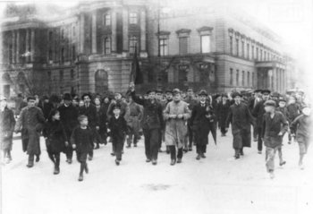 Berlin, Unter den Linden. Demonstration am 9.11.1918. Foto: Bundesarchiv