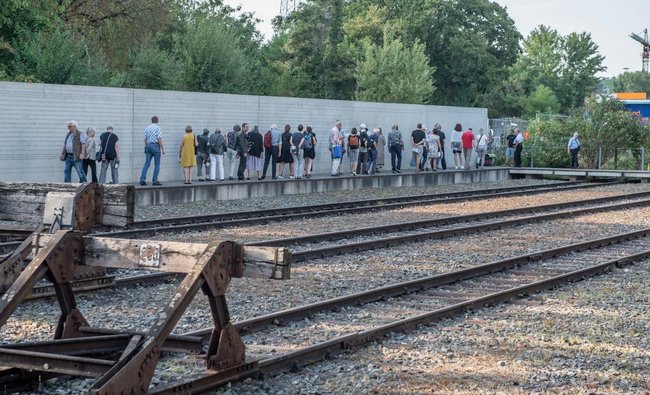 Gedenkveranstaltung für die aus Stuttgart Deportierten am Nordbahnhof, 21. August 2022. Die Gravur in der Wand dokumentiert die Namen der Betroffenen. Foto: Jens Volle