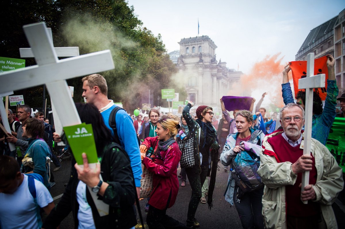 2014 fliegen die Fetzen oder eher die Farbe: Das feministische "What the Fuck"-Bündnis sprengt den jährlichen christlich-fundamentalistischen "Marsch für das Leben".
