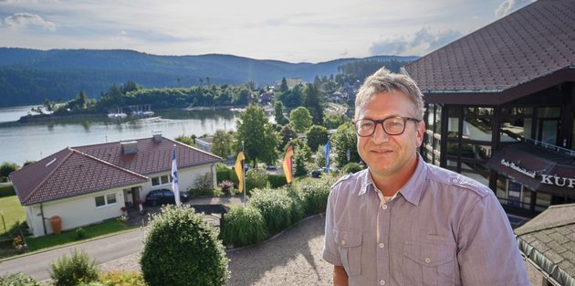 Jürgen Kaiser, Bürgermeister eines Postkartenidylls, kann sich nichts Schöneres als den Schwarzwald vorstellen. 