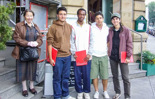 Elisabeth Guttenberger mit Schülern der Ostheimer Schule, Stuttgart. Foto: Gudrun Greth