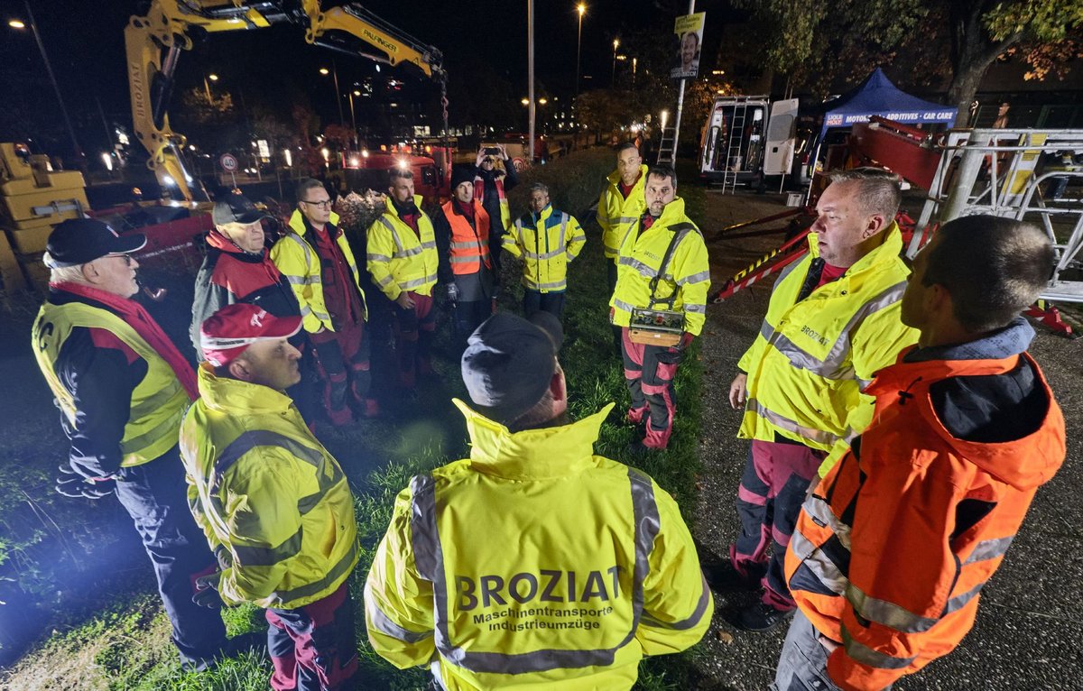 Ein eingeschworenes Team: Die Broziat-Monteure haben den Koloss nach Stuttgart gebracht.